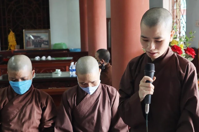 Sư cô Thích nữ Diệu Minh thông qua chương trình hội nghị