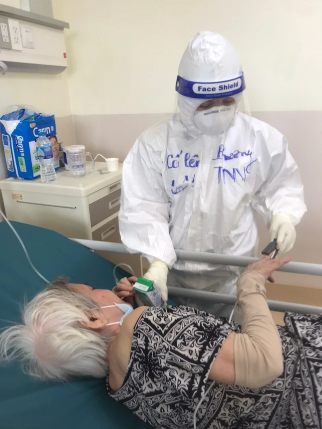 Tình nguyện viên Phật tử Nguyễn Thị Thu Phương đang chăm sóc một bệnh nhân cao tuổi Tình nguyện viên Phật tử Nguyễn Thị Thu Phương đang chăm sóc một bệnh nhân cao tuổi