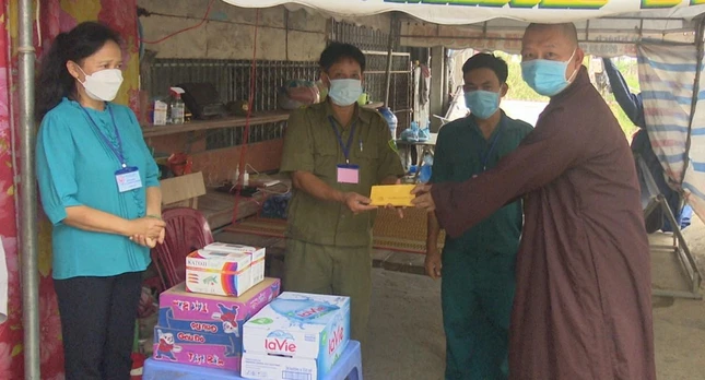 Đại đức Thích Giác Đàn trao quà tại chốt kiểm soát phòng, chống Covid-19
