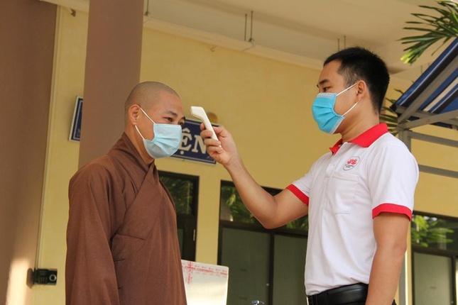 Cán bộ y tế tiến hành đo thân nhiệt chư tôn đức Hội đồng tuyển sinh và thí sinh tham gia kỳ thi