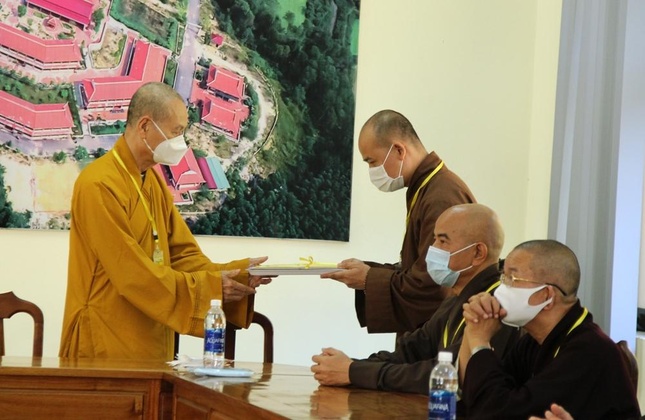 Hòa thượng Chủ tịch Hội đồng tuyển sinh trao đề thi đến đại diện Hội đồng tuyển sinh