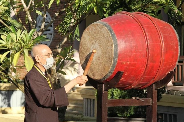 Hòa thượng Hội đồng giám sát kỳ thi khai trống hiệu lệnh