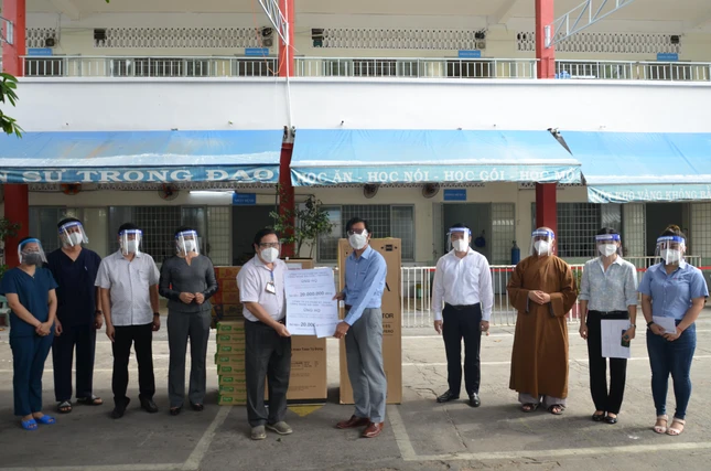 Thượng tọa Thích Tâm Chơn cùng lãnh đạo thành phố, Quận ủy tặng quà đến Bệnh viện dã chiến điều trị Covid-19