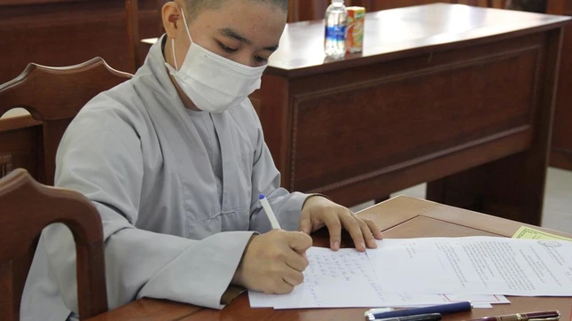 Thí sinh nghiêm túc làm bài thi