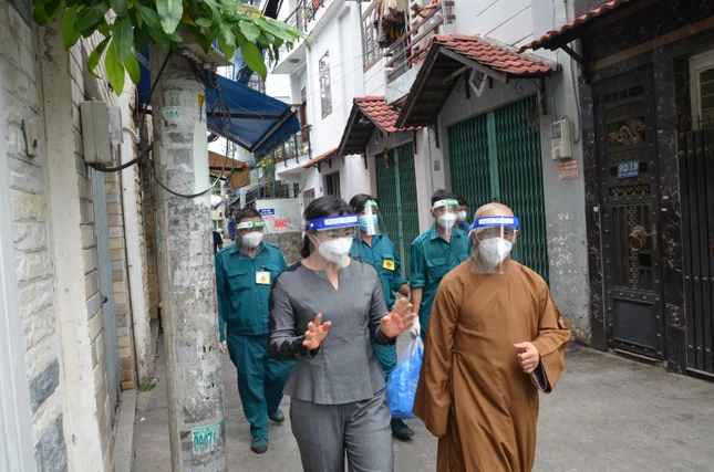 Thượng tọa Thích Tâm Chơn trao đổi cùng bà Phan Thị Thắng, Phó Chủ tịch UBND TP.HCM