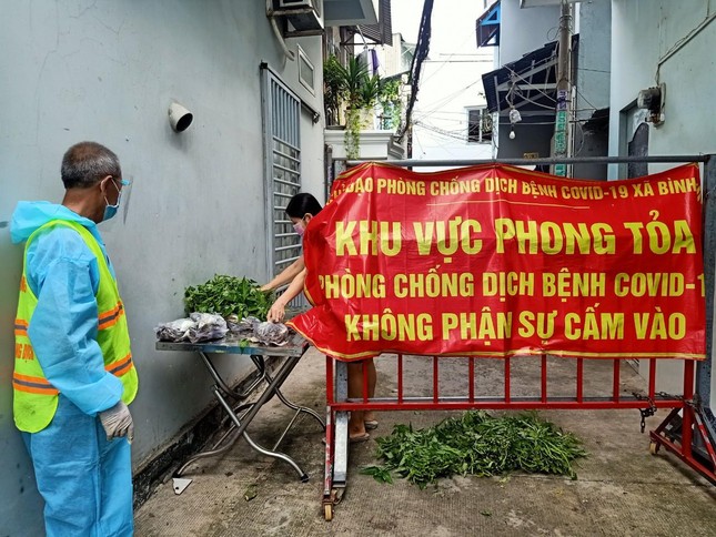 San sẻ yêu thương để cùng nhau đi qua những khó khăn San sẻ yêu thương để cùng nhau đi qua những khó khăn