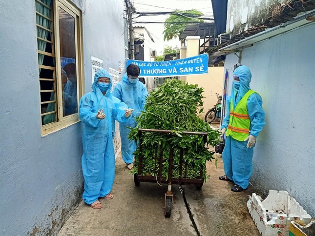 Câu lạc bộ Thiện Duyên và chính quyền địa phương vận chuyển rau đến khu cách ly, nhà trọ Câu lạc bộ Thiện Duyên và chính quyền địa phương vận chuyển rau đến khu cách ly, nhà trọ