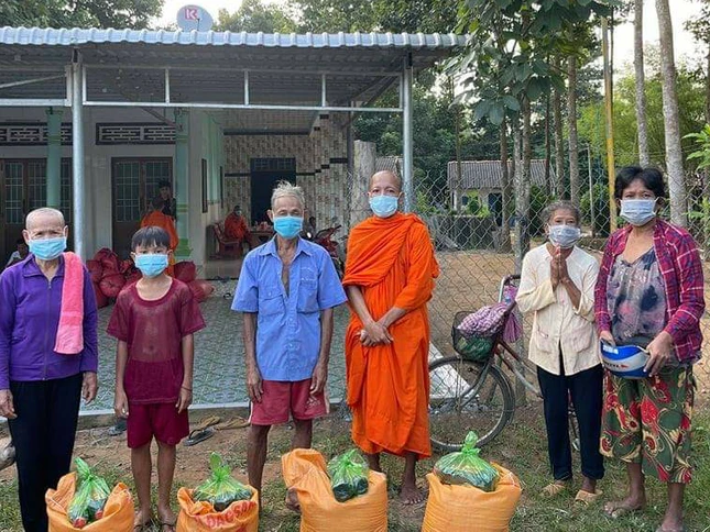 Đại đức Thạch Ka Ly trao quà hỗ trợ cho bà con