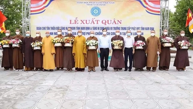 Lãnh đạo Tỉnh ủy và Ban Trị sự GHPGVN tỉnh Nam Định tặng hoa và quà động viên Tăng, Ni tình nguyện lên đường tham gia hỗ trợ phòng, chống dịch Covid -19 tại tỉnh Long An