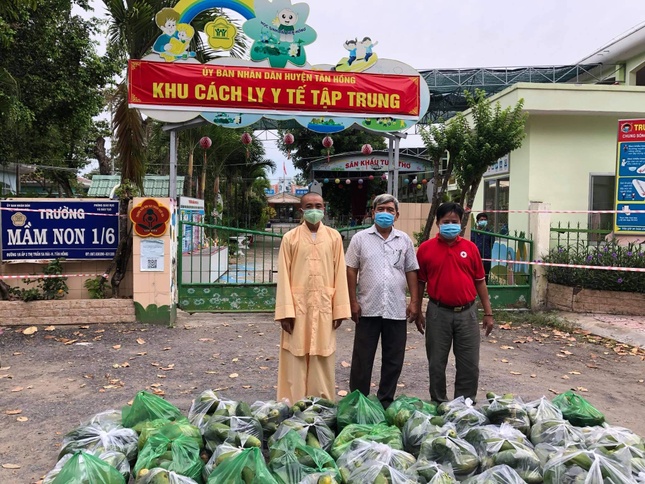 Đại đức Thích Chơn Trí gửi tặng nông sản đến khu cách ly tập trung huyện Tân Hồng Đại đức Thích Chơn Trí gửi tặng nông sản đến khu cách ly tập trung huyện Tân Hồng