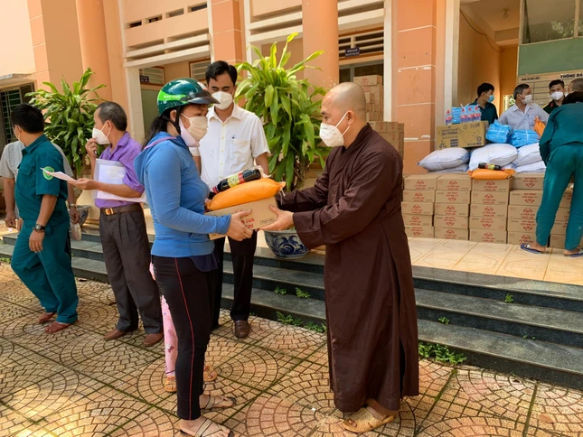 Đại diện chùa Đức Bổn A Lan Nhã trao quà cho bà con
