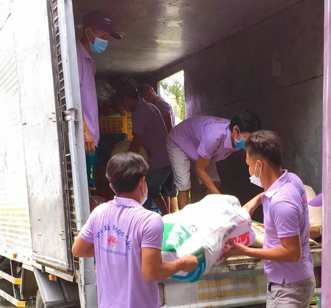 Hội từ thiện tịnh xá Ngọc Cầu chuyển lương thực, thực phẩm đến TP.HCM