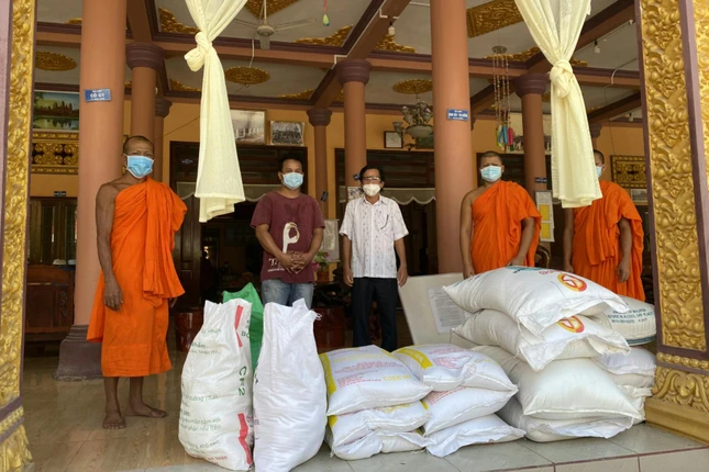 Chùa Cù Là Mới vận chuyển quà trao tặng đến bà con