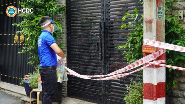 Nhân viên y tế đưa thuốc tới từng gia đình có F0, đảm bảo các quy định phòng chống dịch - Ảnh: HCDC Nhân viên y tế đưa thuốc tới từng gia đình có F0, đảm bảo các quy định phòng chống dịch - Ảnh: HCDC