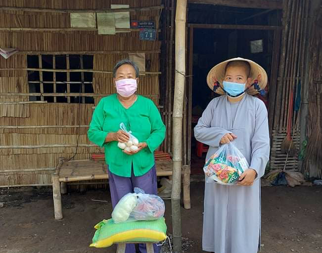 Sư cô Thích nữ Trung Thường, trụ trì chùa An Thành trao quà cho người dân