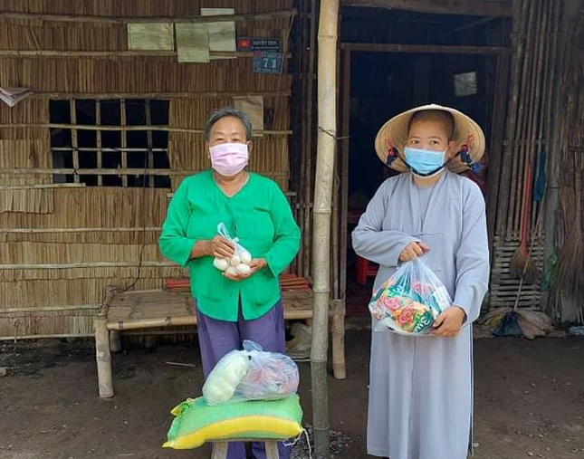 Sư cô Thích nữ Trung Thường, trụ trì chùa An Thành trao quà cho người dân