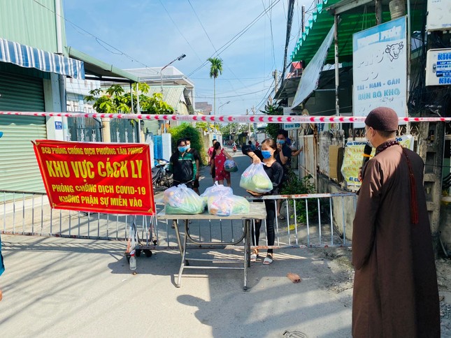 Thượng tọa Thích Trí Minh trao quà cho bà con