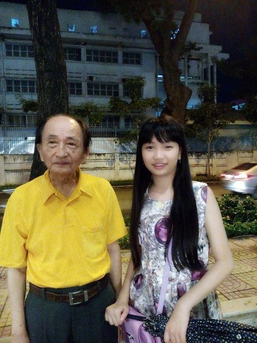 Con làm cây gậy cho ba vững bước đi.
