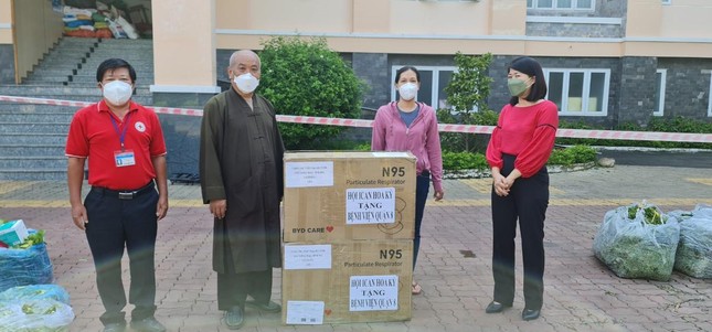 Hòa thượng Thích Chơn Tịnh trao khẩu trang y tế hỗ trợ cho bệnh viện quận 8