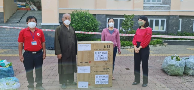 Hòa thượng Thích Chơn Tịnh trao khẩu trang y tế hỗ trợ cho bệnh viện quận 8 Hòa thượng Thích Chơn Tịnh trao khẩu trang y tế hỗ trợ cho bệnh viện quận 8