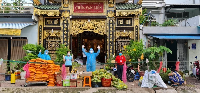 Chùa Vạn Liên phát quà cho người dân tại địa phương Chùa Vạn Liên phát quà cho người dân tại địa phương