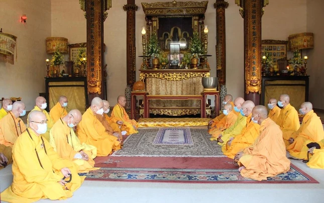 Chư tôn đức vân tập tại tổ đường chùa Từ Đàm