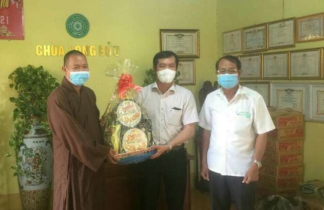 Đoàn công tác UBND huyện Càng Long thăm, chúc mừng nhân dịp lễ Vu lan Phật lịch 2565