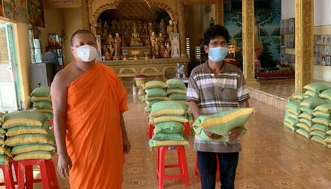 Chùa Prơm trao tặng quà cho bà con khó khăn