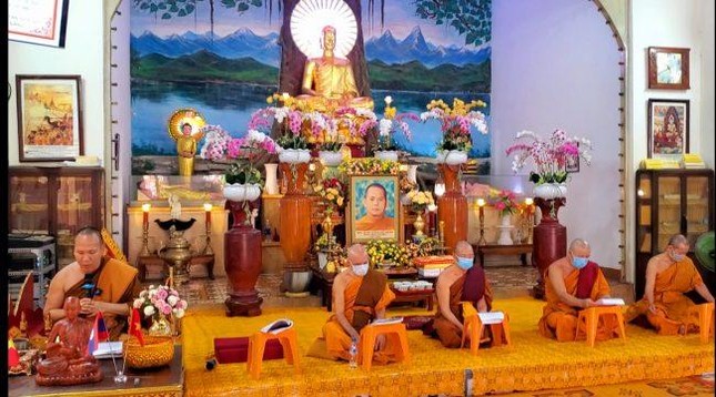 Chư Tăng chùa Tam Bảo tụng thời kinh trong buổi lễ húy kỵ