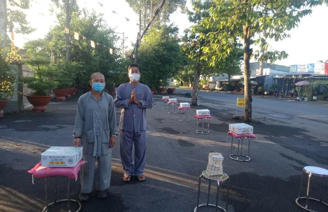 Buổi trao quà được diễn ra trước cổng chùa Hoa Lâm, chấp hành nghiêm quy định giãn cách và khuyến cáo 5K Buổi trao quà được diễn ra trước cổng chùa Hoa Lâm, chấp hành nghiêm quy định giãn cách và khuyến cáo 5K