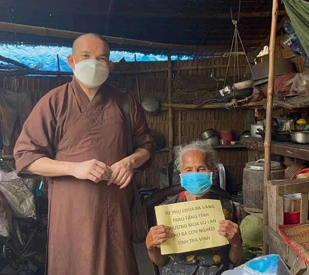 Chùa Phật Bửu trao tặng quà cho cụ già neo đơn