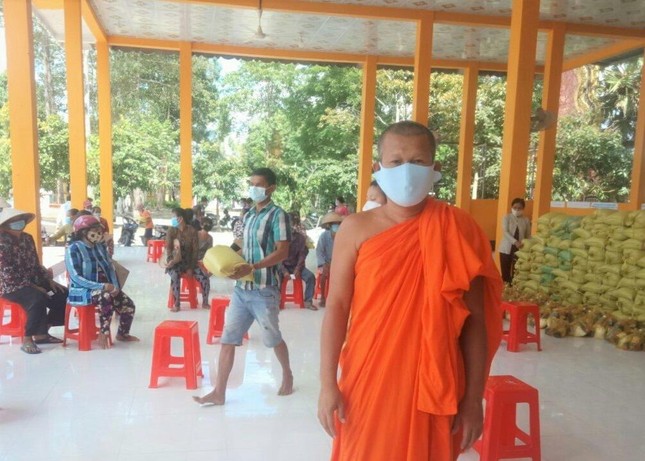 Chùa Sóc Ven Mới trao quà