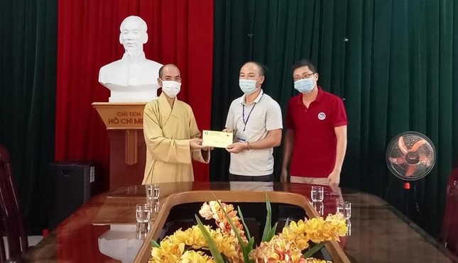 Đại đức Thích Trí Không, đại diện chư Tăng chùa Diệc trao 10 triệu đồng đến UBND phường Quang Trung
