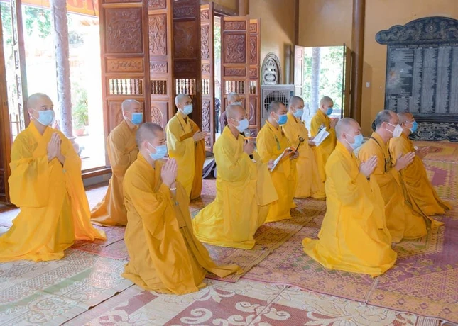 Chư Tăng chùa Linh Cảnh thực hiện nghi lễ tụng kinh Vu lan - Báo hiếu