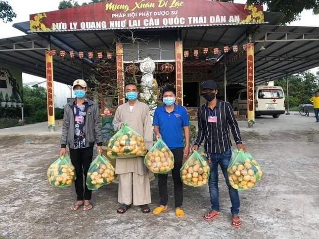 Các bạn tình nguyện viên chuẩn bị vận chuyến 500 ổ bánh mì chay