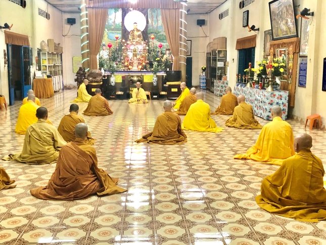 Hòa thượng trụ trì sách tấn hành giả an cư