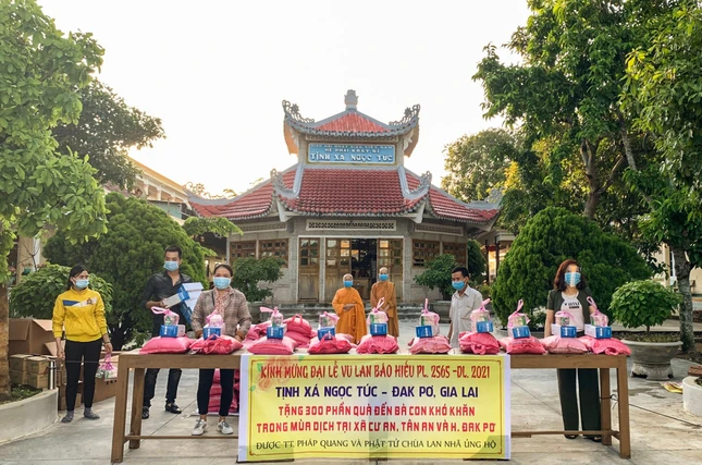 Buổi phát quà từ thiện tại tịnh xá Ngọc Túc