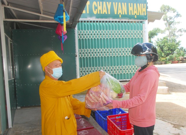 Thượng tọa Thích Viên Thanh, Viện chủ thiền viện Vạn Hạnh trao quà cho người dân có hoàn cảnh khó khăn trong mùa Vu lan