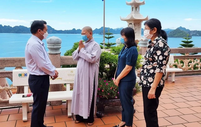 Thăm hỏi và chúc mừng lễ Vu lan - Báo hiếu tại Thiền viện Trúc Lâm Giác Tâm (huyện Vân Đồn) - Ảnh: TĐH