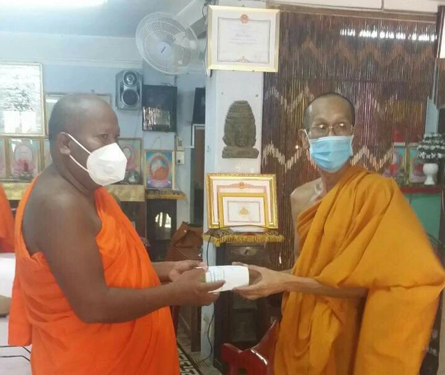 Hội Đoàn kết Sư sãi yêu nước tỉnh trao tiền Huyện hội Duyên Hải