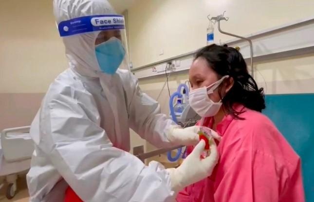 Cài hoa hồng đỏ cho bệnh nhân nhân lễ Vu lan: "Con sẽ sớm khỏe để về với mẹ, yên tâm nha!"