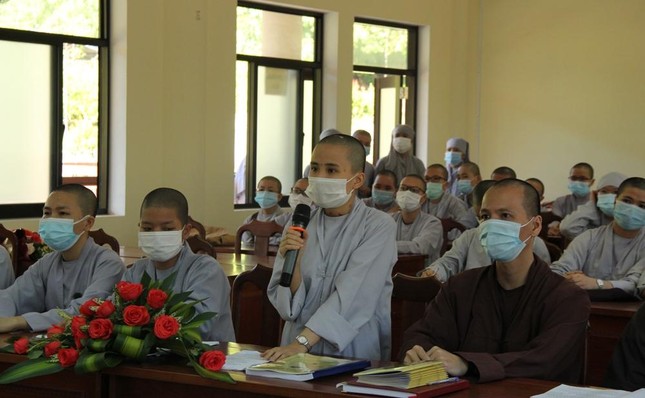 Sinh viên trình bày luận văn tốt nghiệp