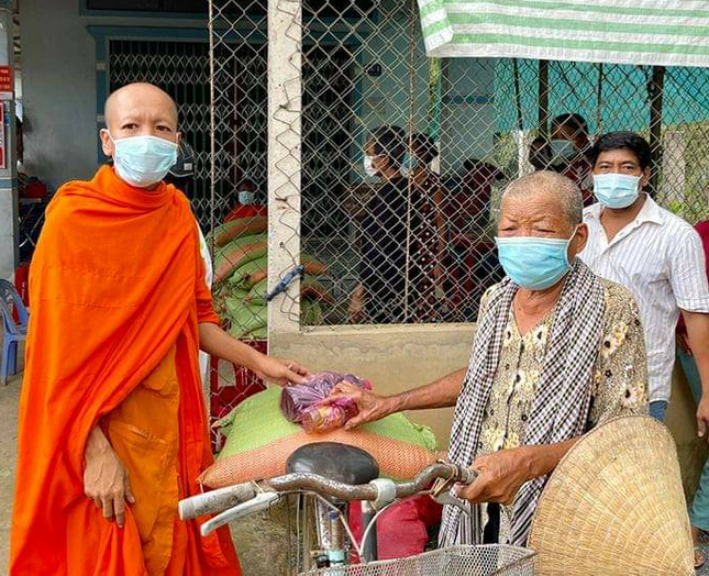 Chùa Chông Mê So Thmây trao quà tại xã Nhị Trường Chùa Chông Mê So Thmây trao quà tại xã Nhị Trường