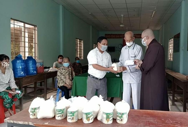 Chùa Như Kiên tặng quà cho các cụ già tại ấp Giồng Mới Chùa Như Kiên tặng quà cho các cụ già tại ấp Giồng Mới