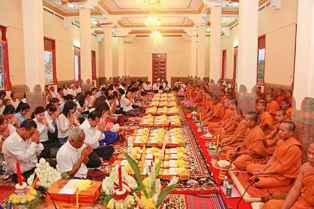 Cúng dường vật phẩm cho các nhà sư trong ngày lễ Pchum Ben tại Campuchia Cúng dường vật phẩm cho các nhà sư trong ngày lễ Pchum Ben tại Campuchia