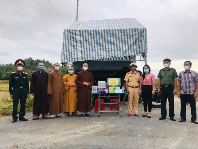Thăm và tặng quà lực lượng làm nhiệm vụ tại chốt kiểm soát phòng chống dịch Covid-19 trên địa bàn huyện