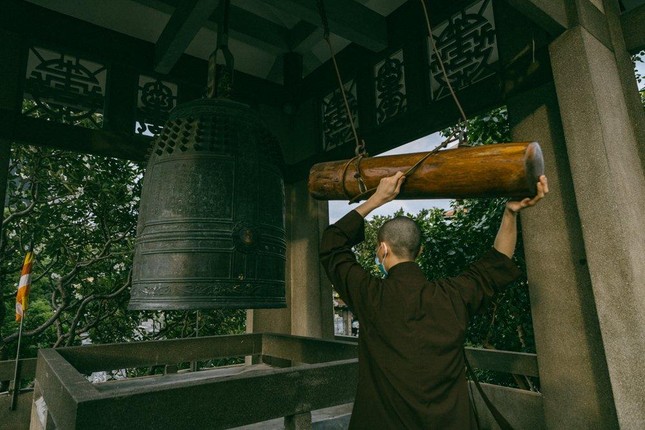 Mọi thứ nghỉ ngơi, nhưng tiếng chuông chùa hằng ngày vẫn đúng giờ vang lên nhắc người tỉnh thức