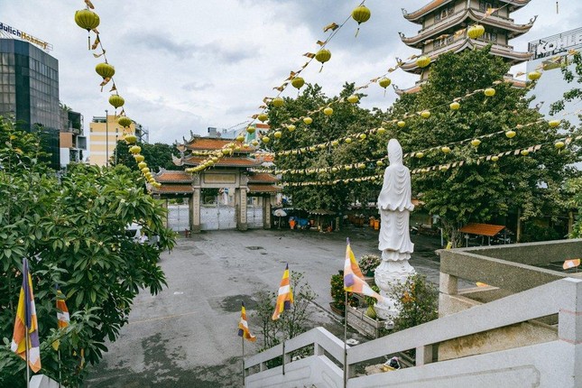 Cửa chùa khép kín