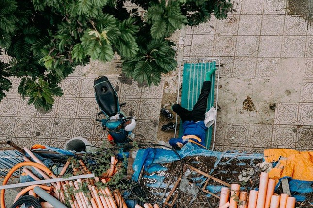 Người công nhân vệ sinh môi trường tạm nghỉ ngơi trong lúc làm việc