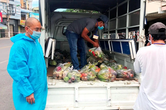 Thượng tọa Thích Huệ Giáo vận chuyển quà đến cho người dân